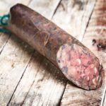 Descubre la Magia de los Embutidos: Tripa Cular vs Tripa Artificial