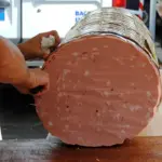 ¡Descubre el Secreto de la Mortadela de Bolonia: Elaboración Tradicional y Sabor Excepcional!